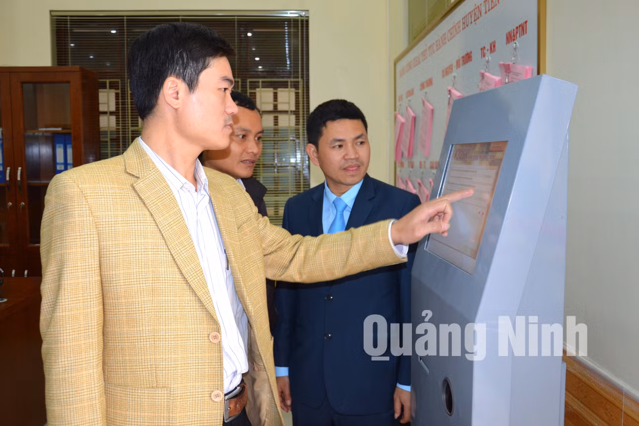 Công dân lấy số thứ tự để giải quyết thủ tục hành chính. Ảnh: Lan Anh