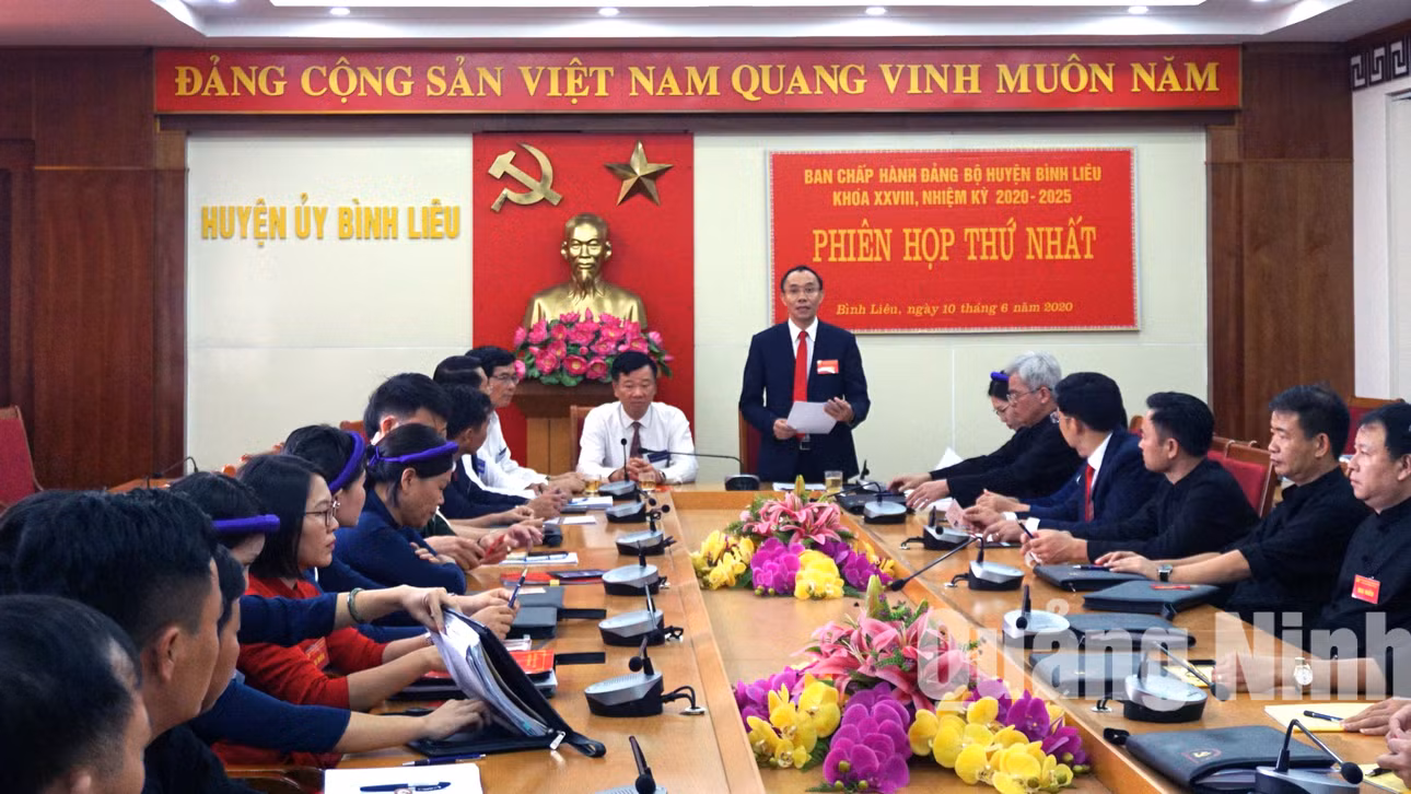 BCH Đảng bộ huyện Bình Liêu khóa XXVIII, nhiệm kỳ 2020-2025 họp phiên thứ nhất (6-2020). Ảnh: Nguyễn Thanh