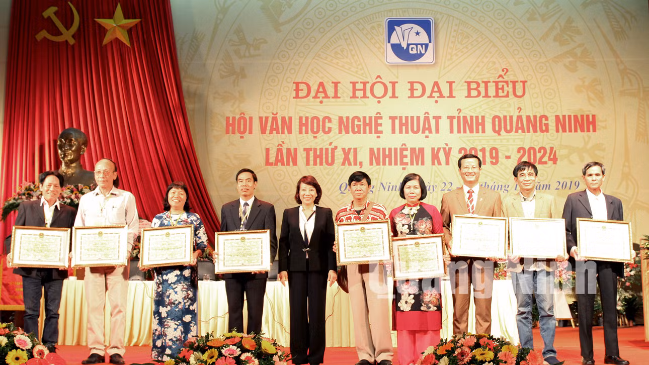 Đồng chí Vũ Thị Thu Thủy, Phó Chủ tịch UBND tỉnh, trao bằng khen của UBND tỉnh cho các tập thể, cá nhân (11-2019). Ảnh: Phạm Học