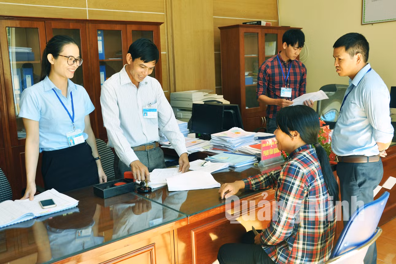 Cán bộ Trung tâm HCC phối hợp với bộ phận “một cửa” xã Đông Ngũ hướng dẫn người dân cách hoàn thiện hồ sơ theo đúng quy định. Ảnh: Nguyễn Duy