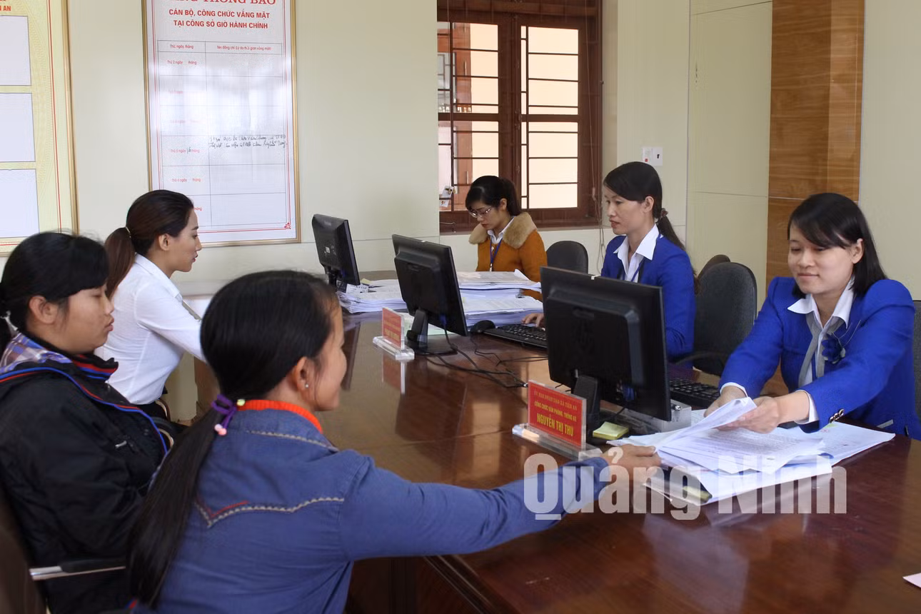 Cán bộ bộ phận “Tiếp nhận và trả kết quả hiện đại” xã Tiền An hướng dẫn người dân hoàn thiện hồ sơ thủ tục hành chính. Ảnh: Thùy Dương
