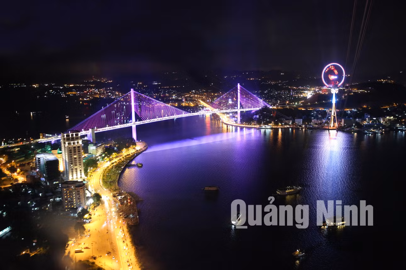 Hạ Long lung linh sắc mầu. Ảnh: Đỗ Phương