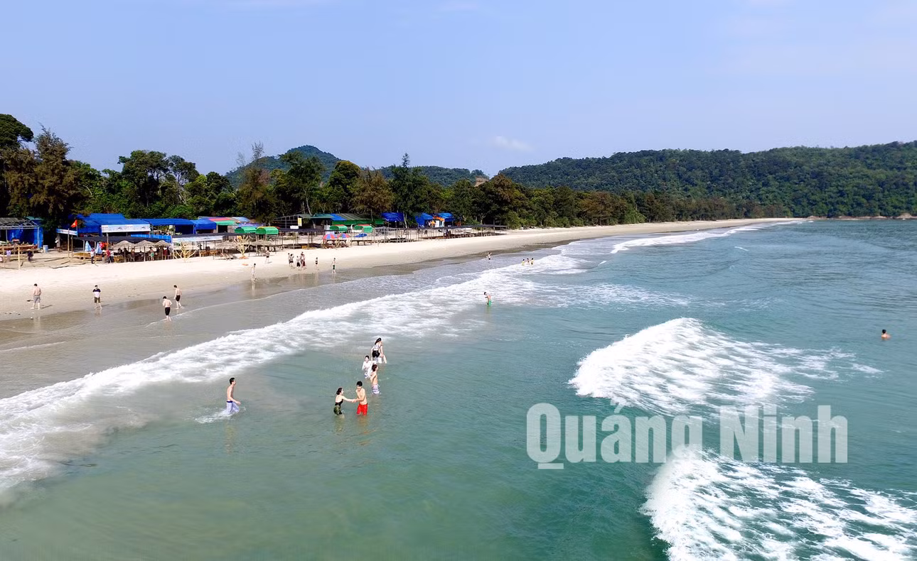 Bãi biển Hồng Vàn, Cô Tô. Ảnh: Khánh Giang