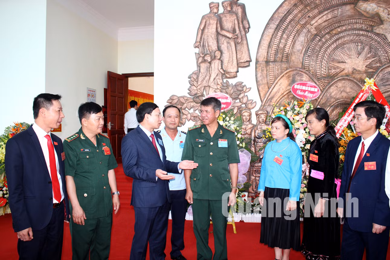 Đồng chí Nguyễn Xuân Ký, Bí thư Tỉnh ủy, Chủ tịch HĐND tỉnh, trò chuyện với các đại biểu dự đại hội (5-2020). Ảnh: Thu Chung