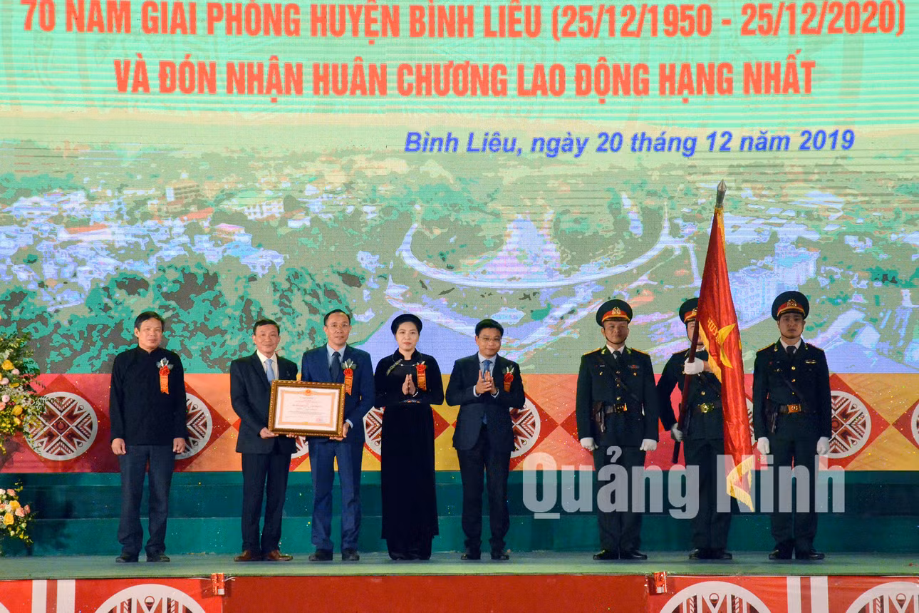 Thừa ủy quyền của Chủ tịch nước, đồng chí Nguyễn Văn Thắng, Chủ tịch UBND tỉnh trao Huân chương Lao động Hạng Nhất cho Đảng bộ, chính quyền, nhân dân các dân tộc huyện Bình Liêu (12-2019). Ảnh: Mạnh Trường