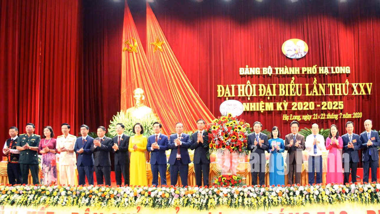 Lãnh đạo tỉnh tặng hoa chúc mừng đại hội (7-2020). Ảnh: Thu Chung