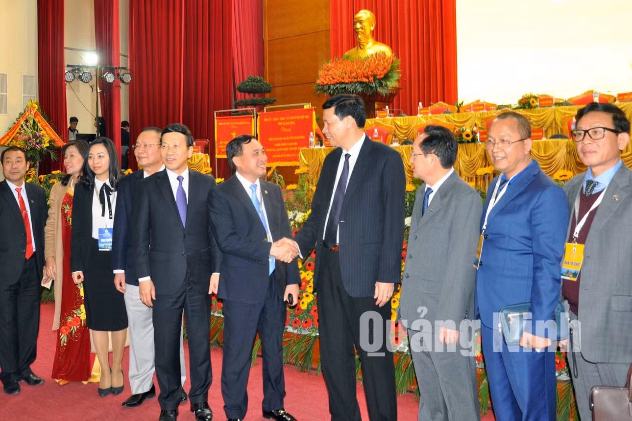 Lãnh đạo tỉnh trò chuyện với các doanh nhân bên lề Đại hội.