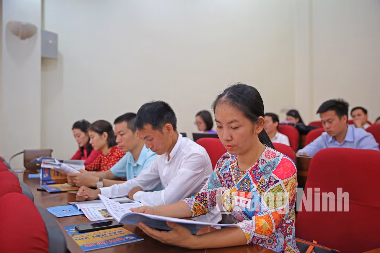 Các đại biểu nghiên cứu văn kiện tại đại hội (6-2019). Ảnh: Hùng Sơn