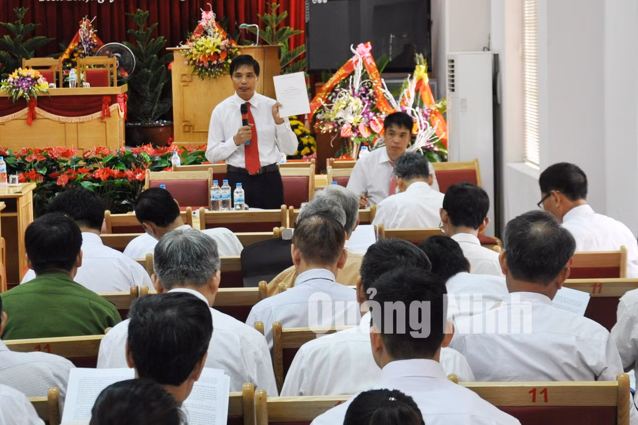 Vũ Văn Diện, Bí thư Huyện ủy, Chủ tịch UBND huyện điều hành thảo luận tổ