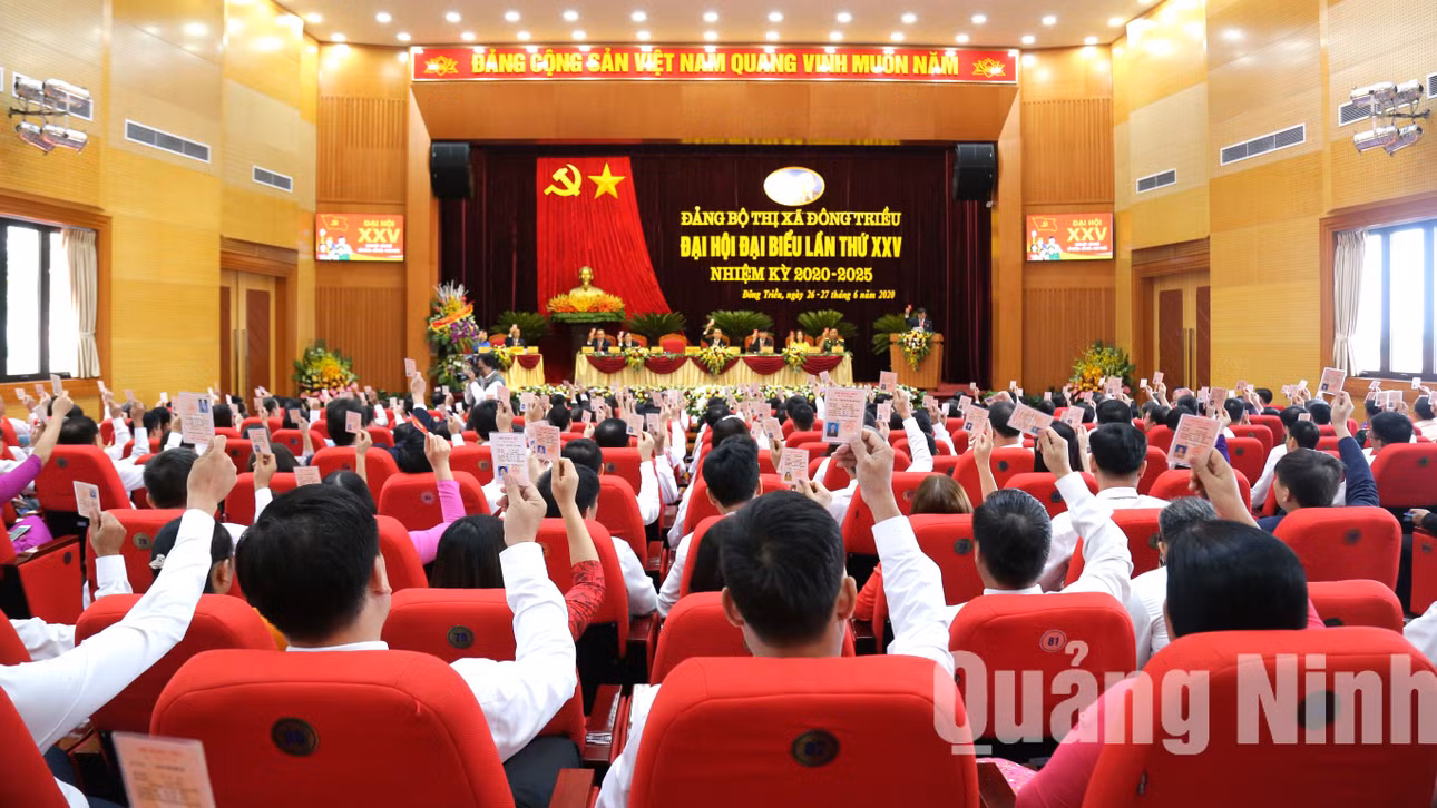 Đại hội biểu quyết thông qua nghị quyết (6-2020). Ảnh: Đinh Yến 