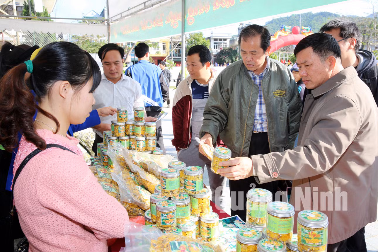 Sản phẩm trà hoa vàng được trưng bày tại Lễ hội Trà hoa vàng (1-2016). Ảnh: Đỗ Phương