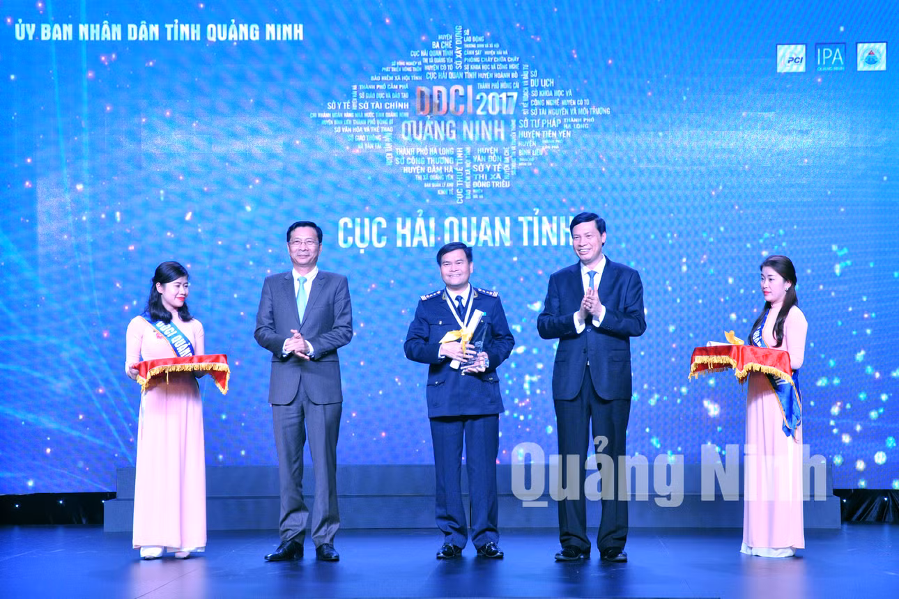 Cục Hải quan tỉnh đứng đầu trong bảng xếp hạng DDCI 2017 khối các sở, ban, ngành (24-1-2018). Ảnh: Thu Trang