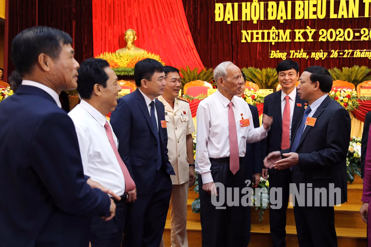 Lãnh đạo tỉnh trò chuyện với các đại biểu dự đại hội (7-2020). Ảnh: Thu Chung