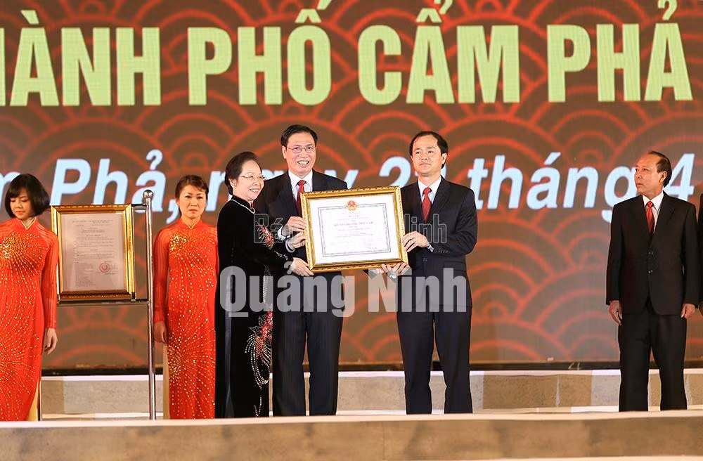 Đồng chí Nguyễn Thị Doan, Ủy viên Trung ương Đảng, Phó Chủ tịch nước đã trao Huân chương Độc lập hạng Nhất cho Đảng bộ, chính quyền và nhân dân thành phố Cẩm Phả.