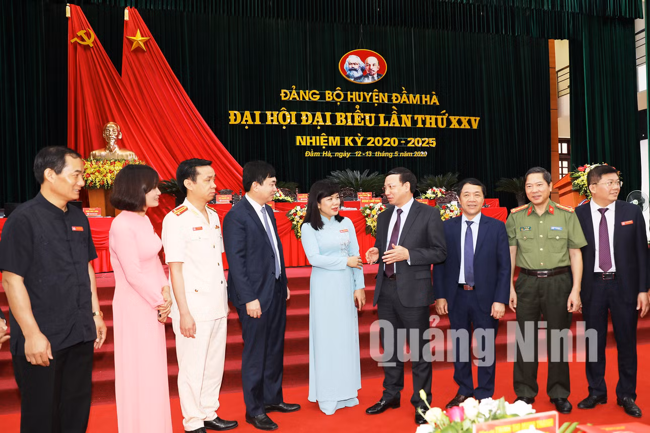 Các đồng chí lãnh đạo tỉnh trò chuyện với đại biểu dự Đại hội Đảng bộ huyện Đầm Hà (5-2020). Ảnh: Đỗ Phương