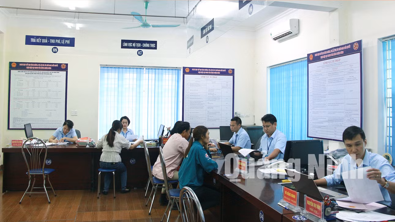 CBCC tại TT HCC TP Uông Bí giải quyết thủ tục hành chính cho công dân (6-2019). Ảnh: Mạnh Trường