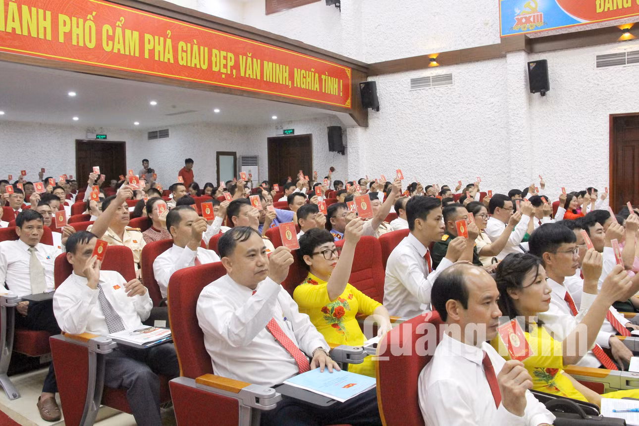 Các đại biểu biểu quyết thông qua Nghị quyết (7-2020). Ảnh: Thu Chung