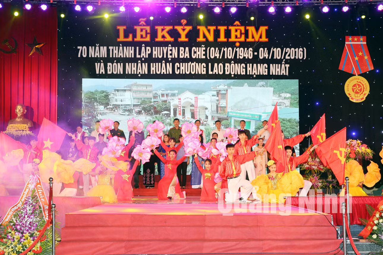 Chương trình văn nghệ chào mừng kỷ niệm 70 năm thành lập huyện Ba Chẽ.