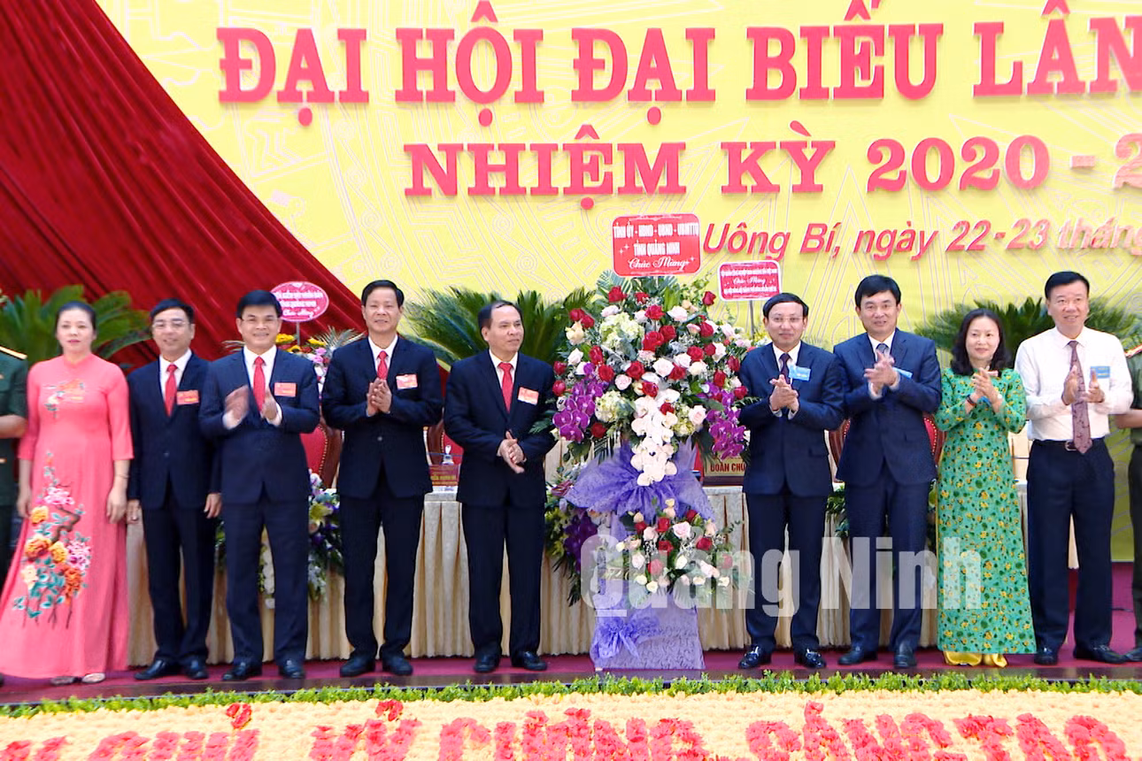 Lãnh đạo tỉnh tặng hoa chúc mừng Đại hội Đại biểu Đảng bộ TP Uông Bí lần thứ XX (6-2020). Ảnh: Thu Chung
