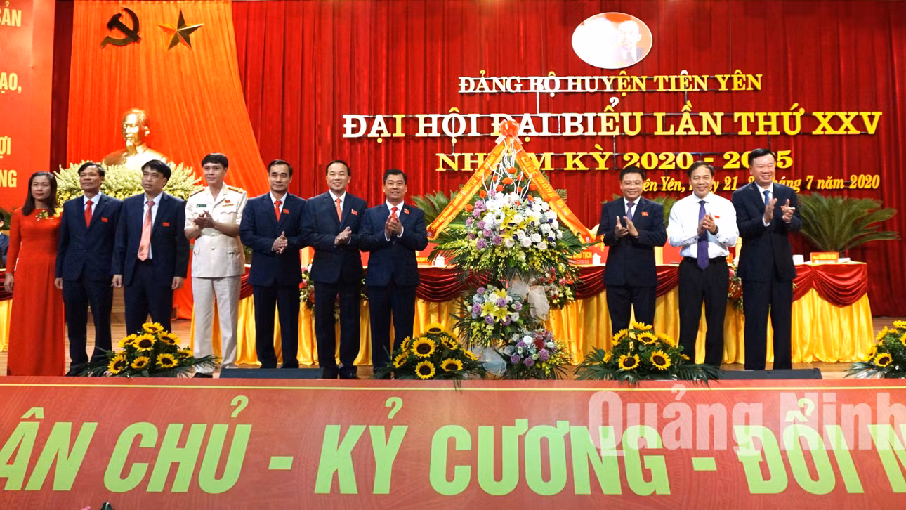 Các đồng chí lãnh đạo tỉnh tặng hoa chúc mừng Đại hội Đảng bộ huyện Tiên Yên (7-2020). Ảnh: Nguyễn Thanh