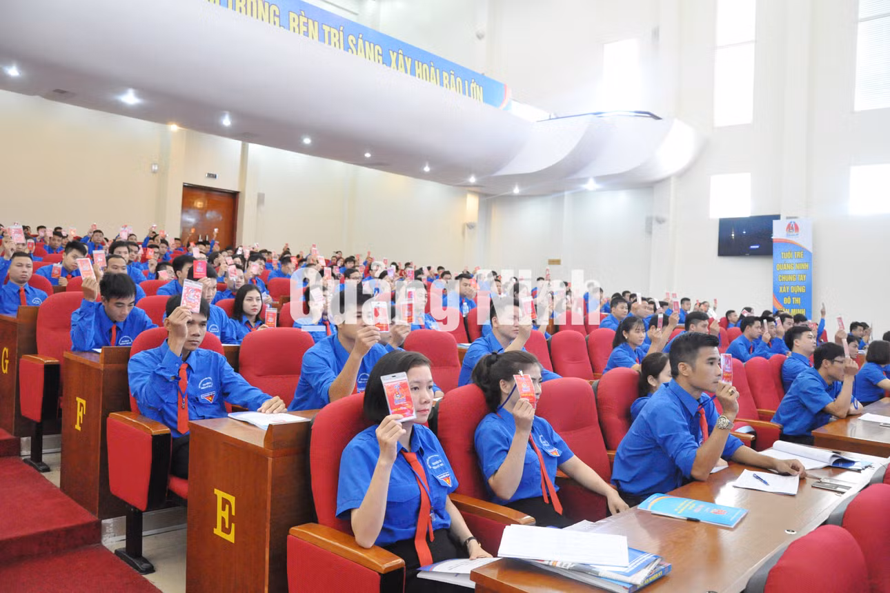 Đại biểu biểu quyết thông qua Đề án Ban Chấp hành Đoàn TNCS Hồ Chí Minh tỉnh Quảng Ninh khóa XI, nhiệm kỳ 2017 - 2022.
