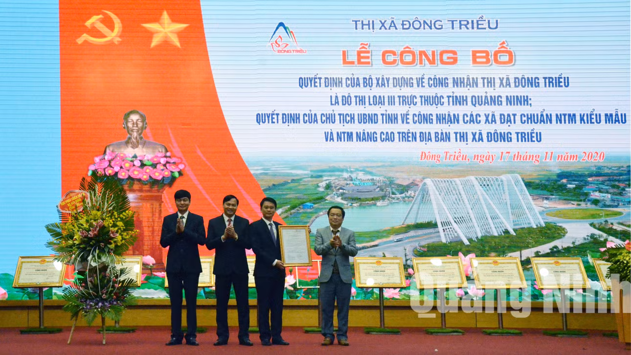 Lãnh đạo TX Đông Triều đón nhận quyết định của Bộ Xây dựng công nhận TX Đông Triều là đô thị loại III (11-2020). Ảnh: Nguyễn Thanh