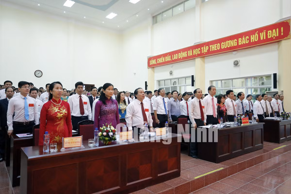 Các đại biểu làm lễ chào cờ