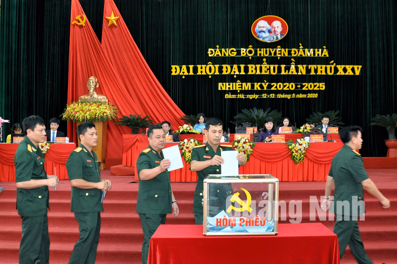 Các đại biểu bỏ phiếu bầu trực tiếp Bí thư Huyện ủy tại Đại hội (5-2020). Ảnh: Hữu Việt