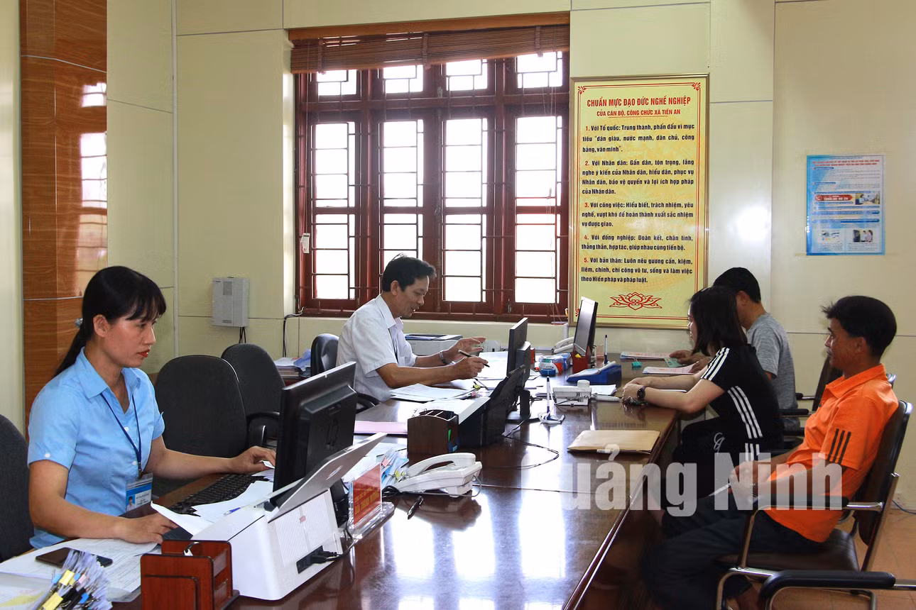 Đội ngũ cán bộ, công chức xã Tiền An giải quyết các thủ tục hành chính cho công dân (7-2019). Ảnh: Mạnh Trường