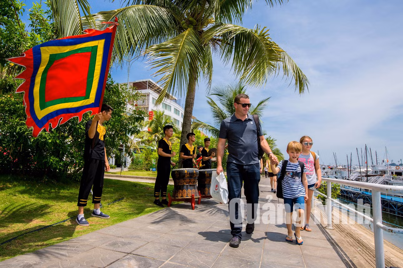 Chào đón du khách đến với Hạ Long (6-2018). Ảnh: Dương Văn Toàn