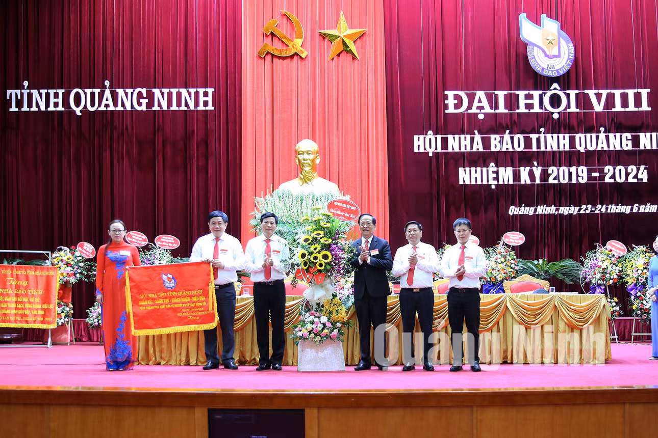 Đồng chí Mai Đức Lộc, Phó Chủ tịch Hội Nhà báo Việt Nam, trao bức trướng của Hội Nhà báo Việt Nam cho Hội Nhà báo tỉnh (6-2019). Ảnh: Hùng Sơn