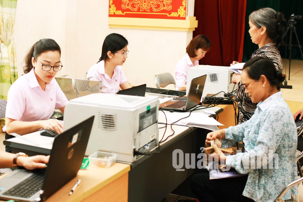 Cán bộ Ngân hàng Chính sách xã hội huyện Tiên Yên giải ngân vốn vay cho hộ nghèo ở xã Đông Hải, huyện Tiên Yên. Ảnh: Phương Thúy