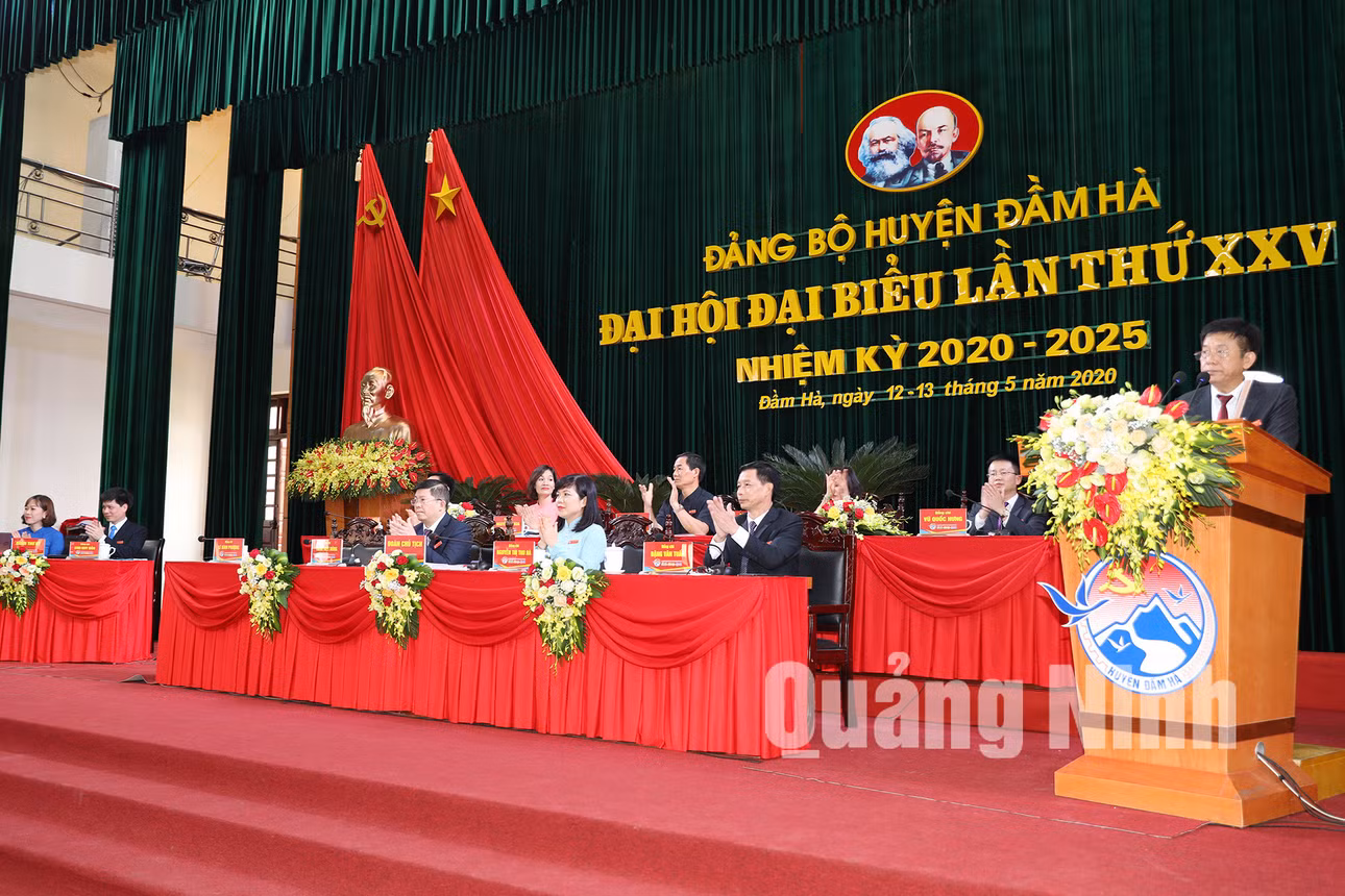 Chủ tọa điều hành Đại hội (5-2020). Ảnh: Đỗ Phương
