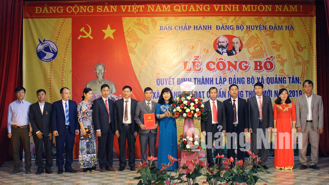 Bí thư Huyện ủy Đầm Hà Nguyễn Thị Thu Hà trao Quyết định thành lập Đảng bộ cơ sở xã Quảng Tân (2-2020). Ảnh: Hữu Việt