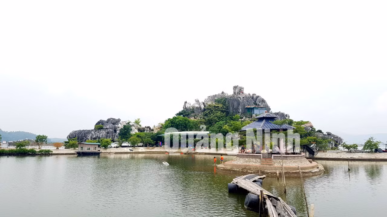 Khu du lịch sinh thái đầm Tây Long tại xã Hoàng Tân, TX Quảng Yên (8-2019). Ảnh: Ngô Đình Dũng (CTV)