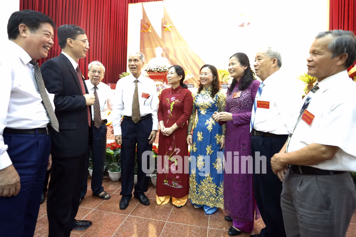 Đồng chí Đỗ Thị Hoàng, Phó Bí thư Thường trực Tỉnh ủy, Trưởng đoàn ĐBQH tỉnh trò chuyện cùng các Đại biểu dự Đại hội