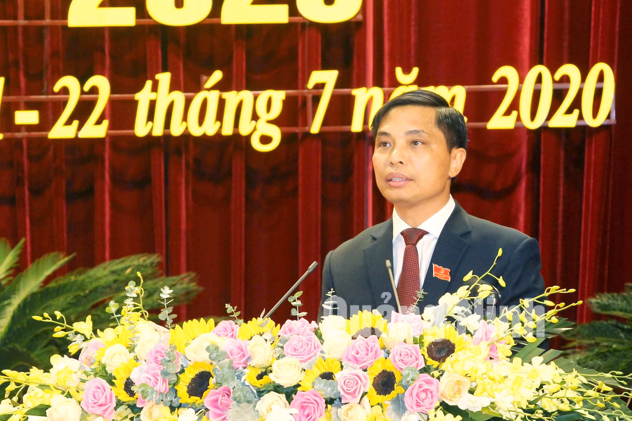 Đồng chí Vũ Văn Diện, Bí thư Thành ủy Hạ Long trình bày báo cáo chính trị tại đại hội (7-2020). Ảnh: Thu Chung