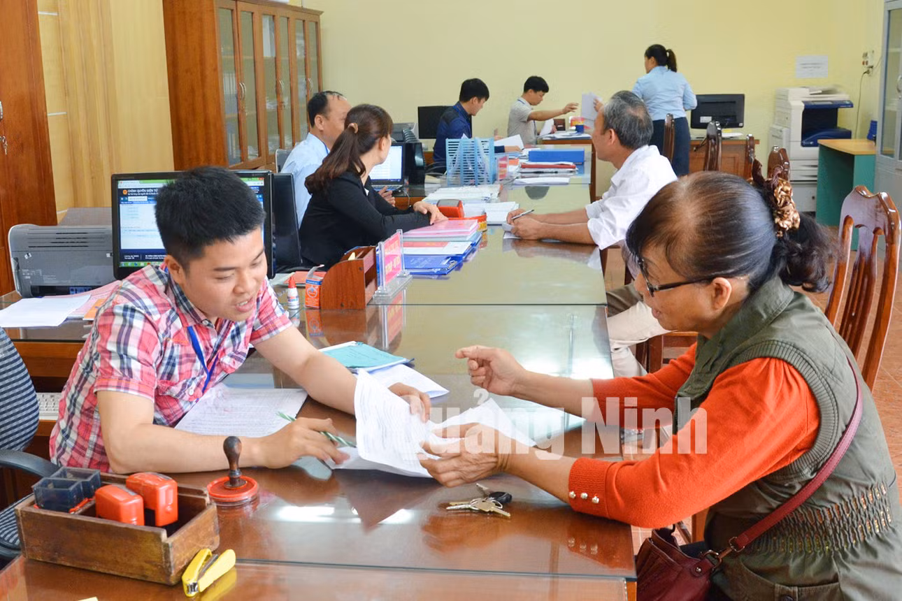 Cán bộ Bộ phận tiếp nhận và trả kết thị trấn Tiên Yên hướng dẫn công dân hoàn thiện TTHC. Ảnh: Nguyễn Thanh