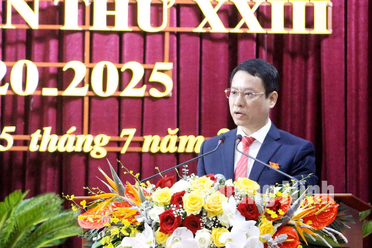 Đồng chí Nguyễn Hồng Dương, Bí thư Thành ủy Cẩm Phả trình bày báo cáo chính trị tại đại hội (7-2020). Ảnh: Thu Chung