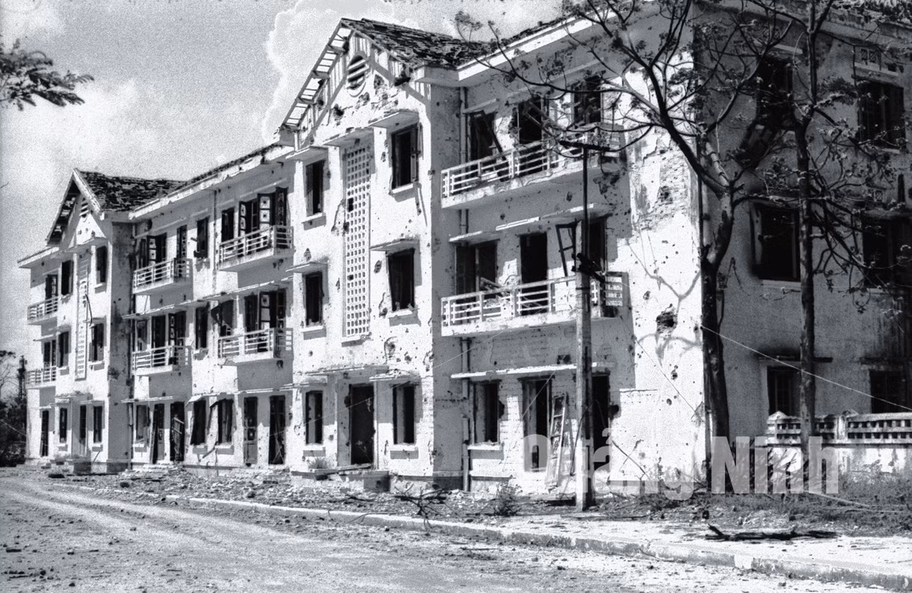Khách sạn nội địa Hòn Gai bị máy bay Mỹ bắn phá năm 1972. Ảnh tư liệu