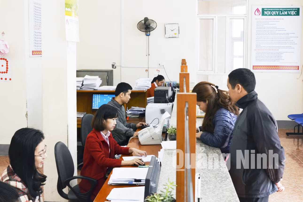 Cán bộ Ngân hàng CSXH Chi nhánh huyện Tiên Yên làm thủ tục giải ngân vốn vay cho người dân. Ảnh: Phương Thúy