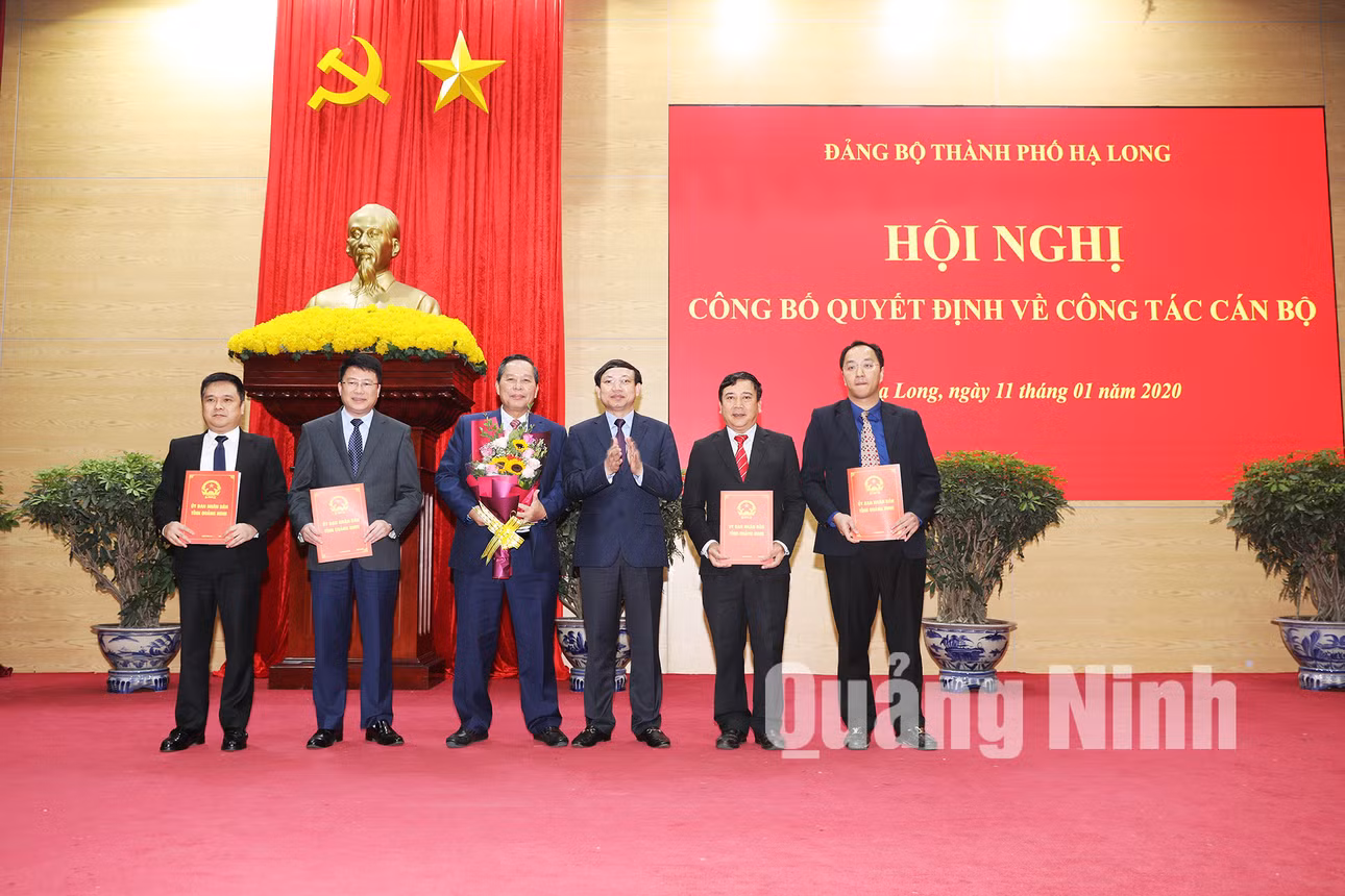 Bí thư Tỉnh ủy Nguyễn Xuân Ký trao Quyết định cho các chức danh chủ chốt khối UBND TP Hạ Long nhiệm kỳ 2016-2021 (1-2020). Ảnh: Đỗ Phương