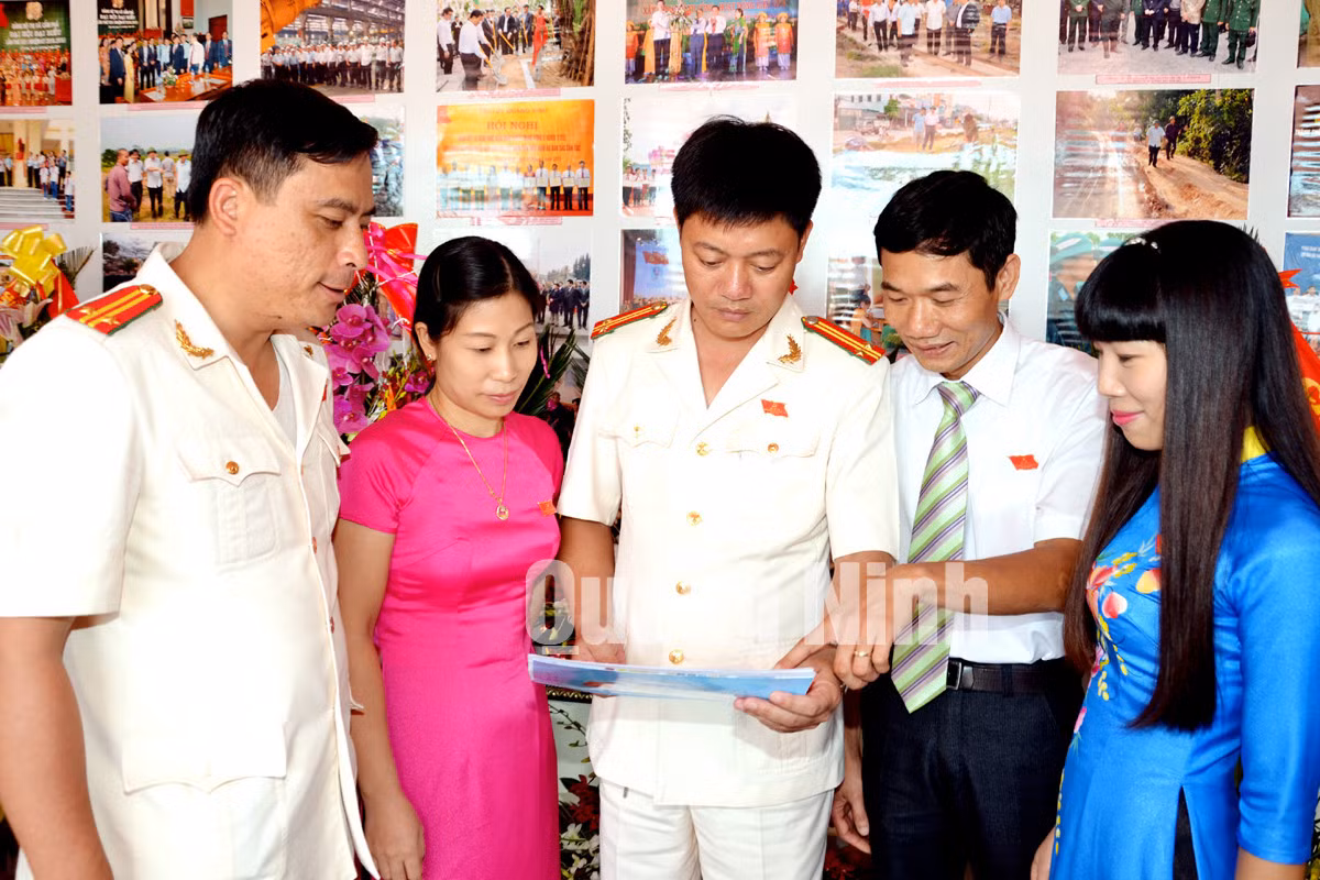 Đại biểu trao đổi bên lề Đại hội