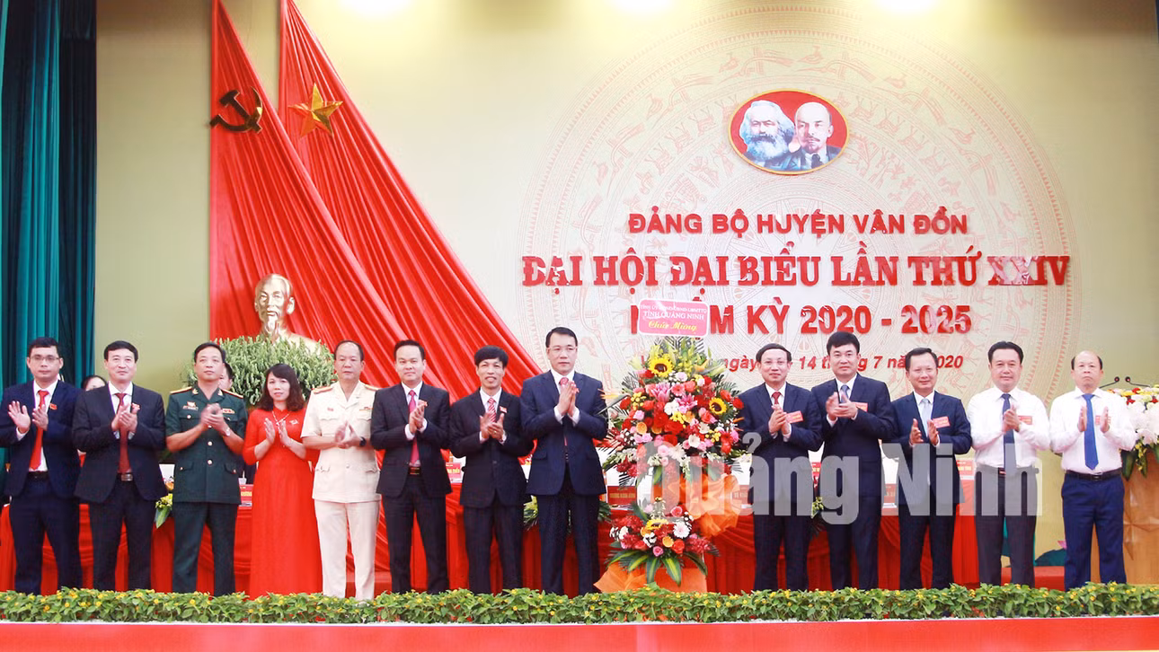 Các đồng chí lãnh đạo tỉnh tặng lẵng hoa chúc mừng Đại hội (7-2020). Ảnh: Mạnh Trường