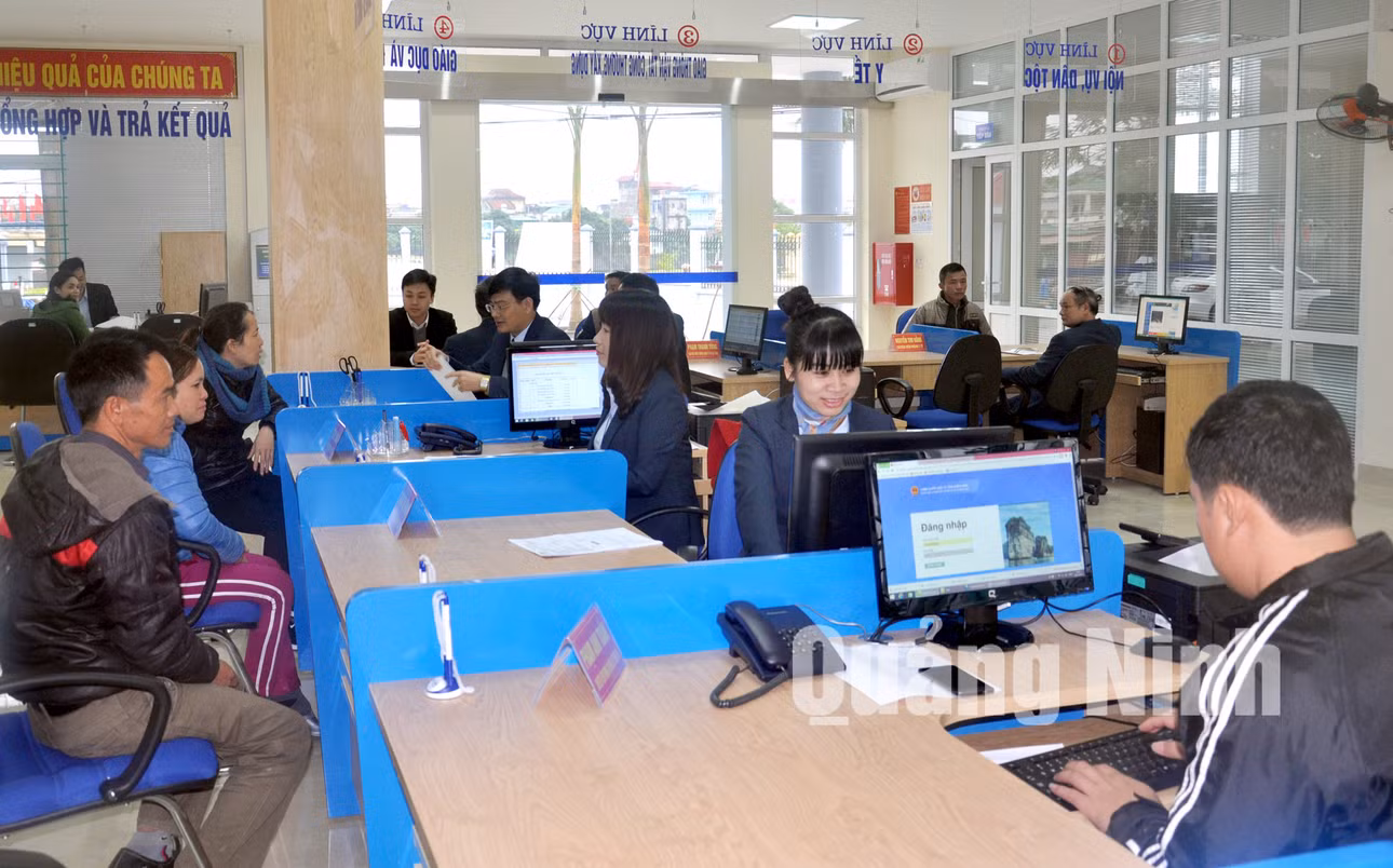 Giải quyết thủ tục hành chính tại Trung tâm Hành chính công. Ảnh: Quế Ninh