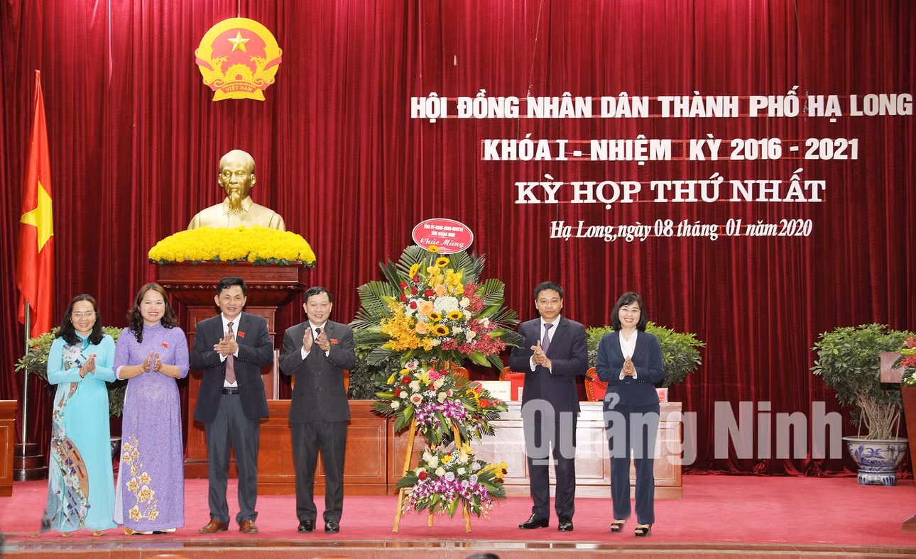 Đồng chí Nguyễn Văn Thắng, Phó Bí thư Tỉnh ủy, Chủ tịch UBND tỉnh, tặng hoa chúc mừng (1-2019). Ảnh: Đỗ Phương