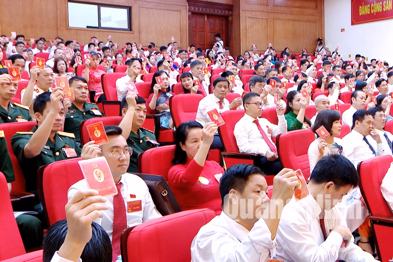 Các đại biểu biểu quyết thông qua Nghị quyết Đại hội (5-2020). Ảnh: Thu Chung