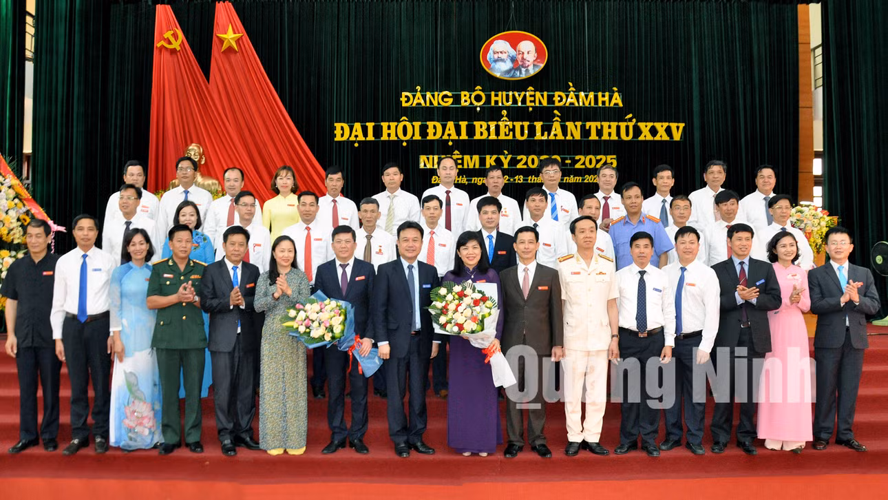 Các đồng chí lãnh đạo tỉnh tặng hoa chúc mừng BCH Đảng bộ huyện Đầm Hà khóa XXV, nhiệm kỳ 2020-2025 (5-2020). Ảnh: Hữu Việt