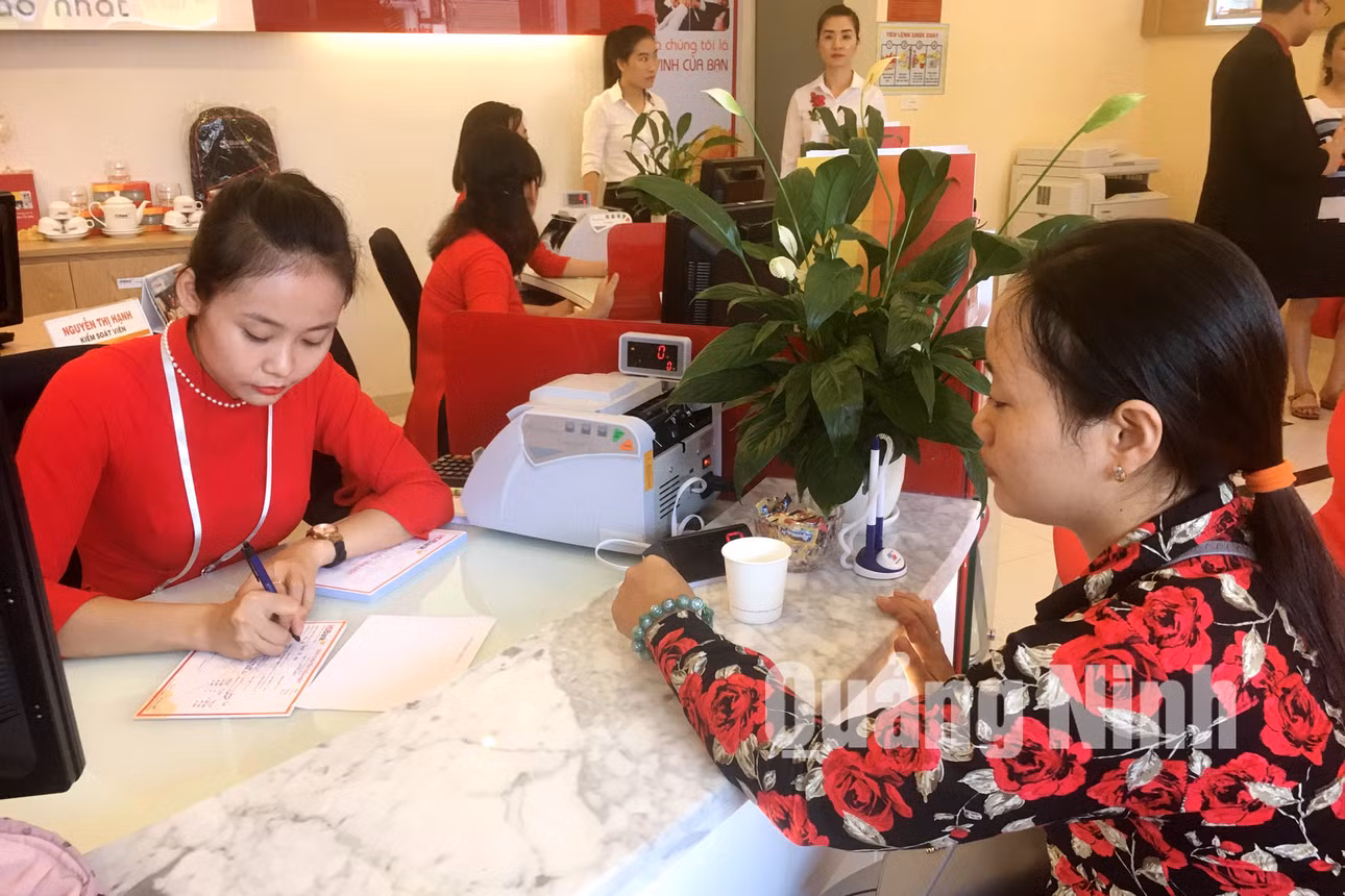 Khách hàng giao dịch tại Phòng giao dịch của HDBank Quảng Ninh tại TX Đông Triều. Ảnh: Cao Quỳnh