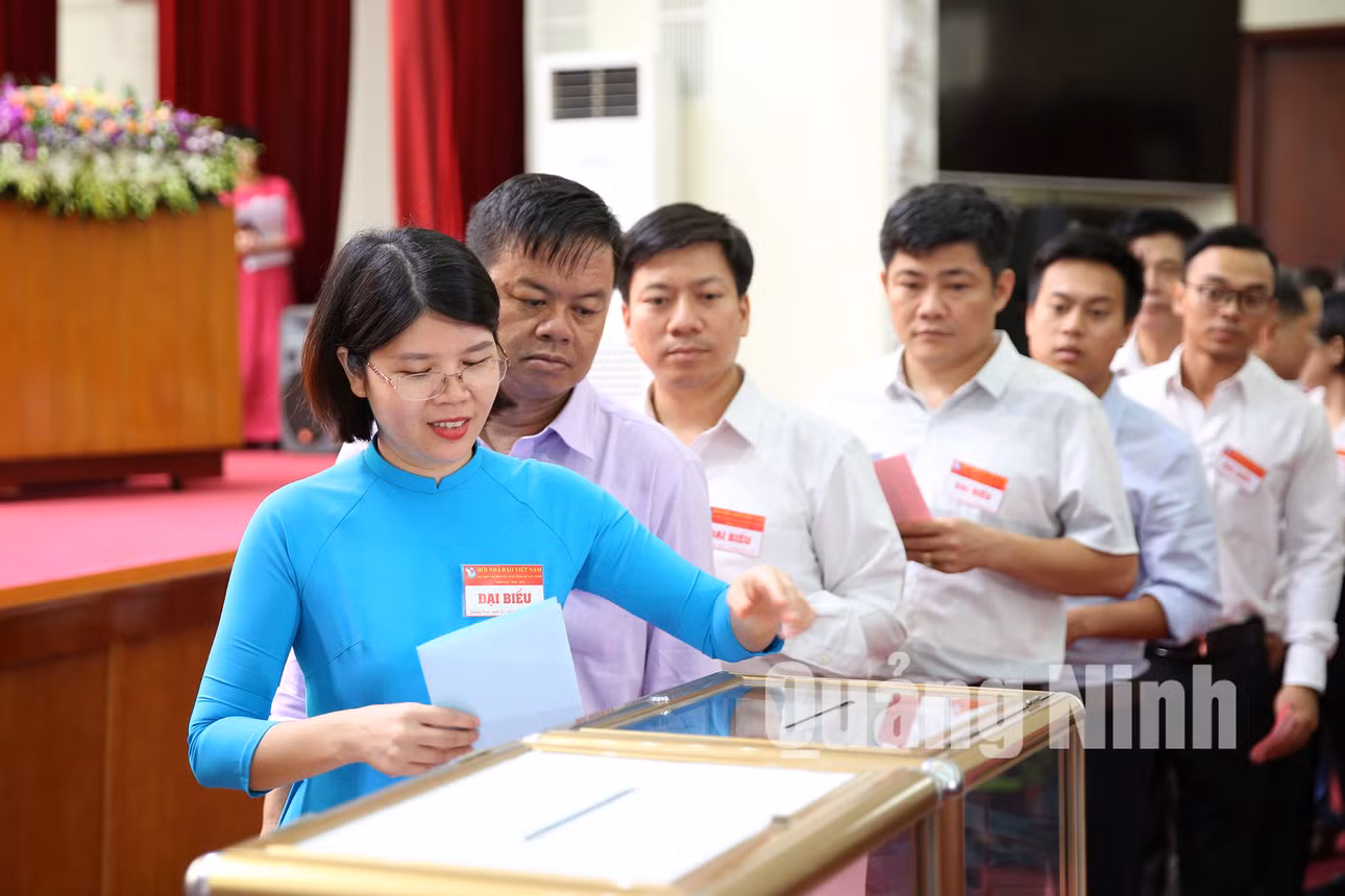 Các đại biểu đã bỏ phiếu bầu Ban Chấp hành Hội Nhà báo tỉnh khóa VIII, nhiệm kỳ 2019-2024 (6-2019). Ảnh: Hùng Sơn